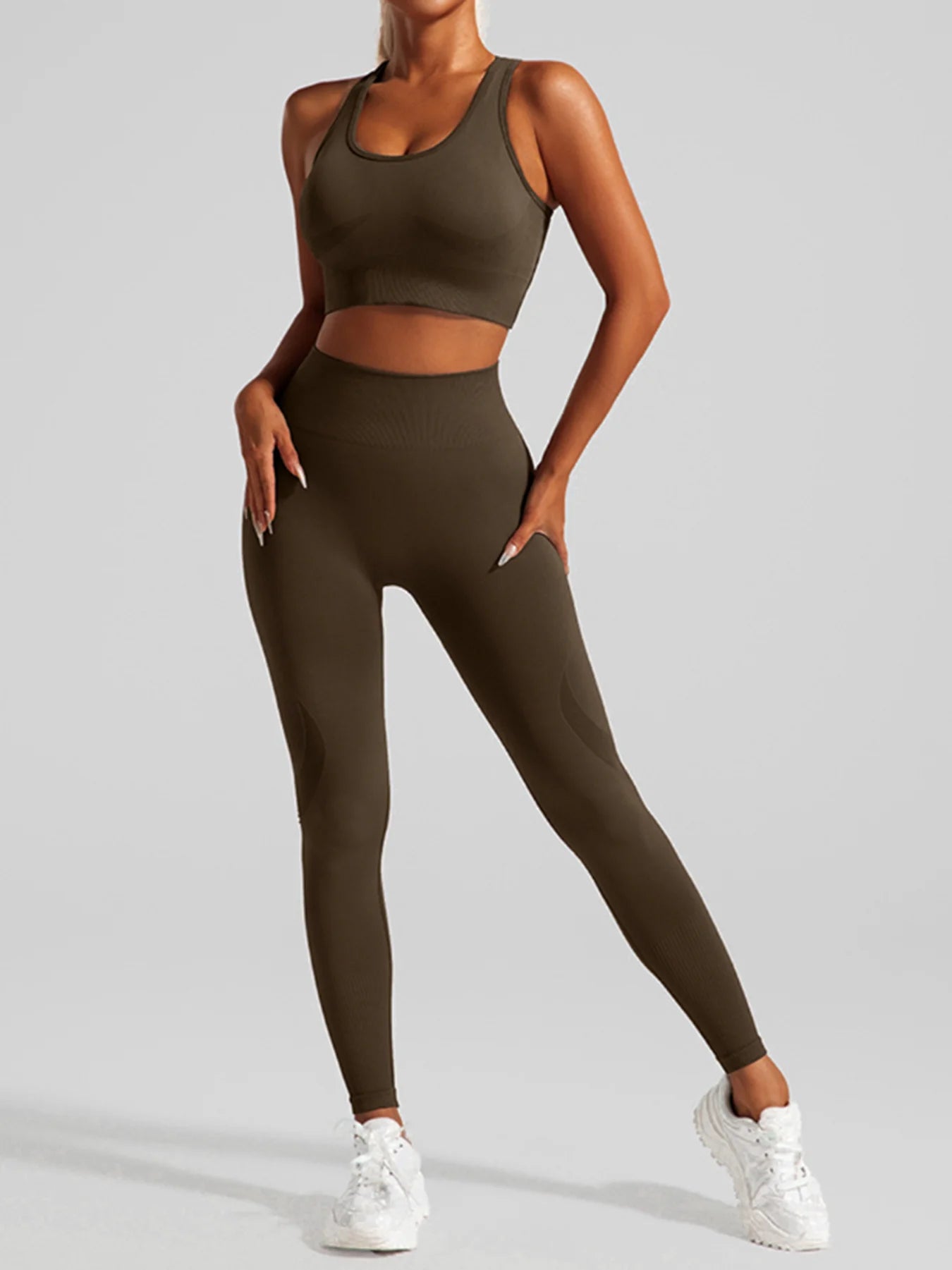 Ensemble de sport sans coutures pour femme : pantalon de yoga taille haute et brassière de sport avec coussinets amovibles pour un effet push-up fessier, idéal pour la course et l'entraînement.
