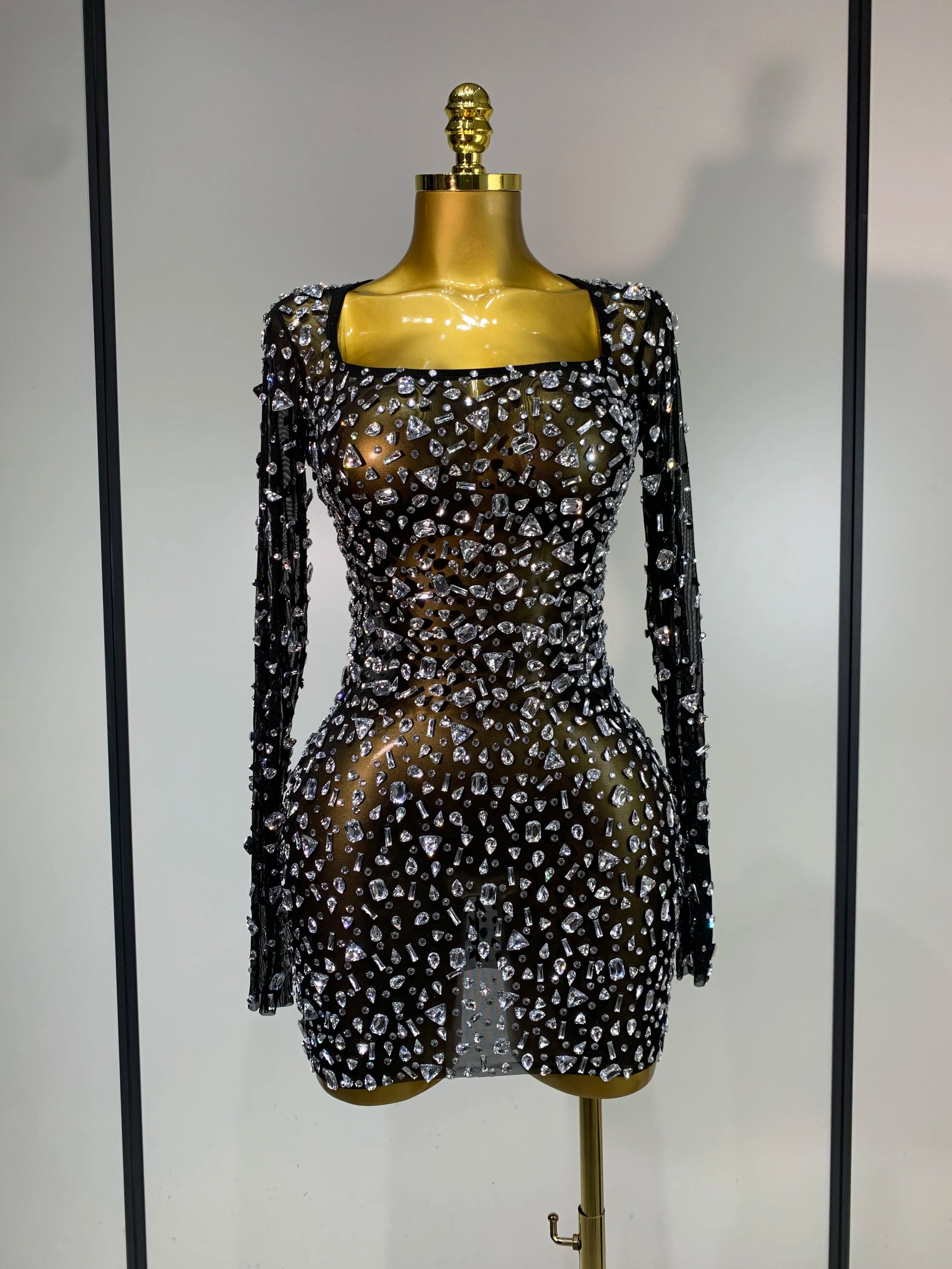 Robe courte élégante à strass scintillants, idéale pour une soirée de célébrités, un bal de promo, une tenue de scène en boîte de nuit ou un anniversaire de luxe.