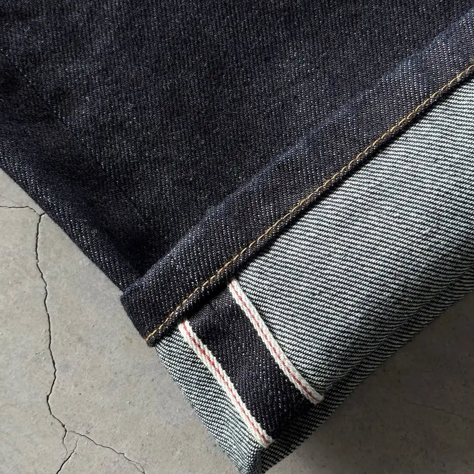 Jean homme brodé Sakura, coupe slim droite, délavage clair, coton stretch, style streetwear décontracté, plusieurs tailles disponibles.