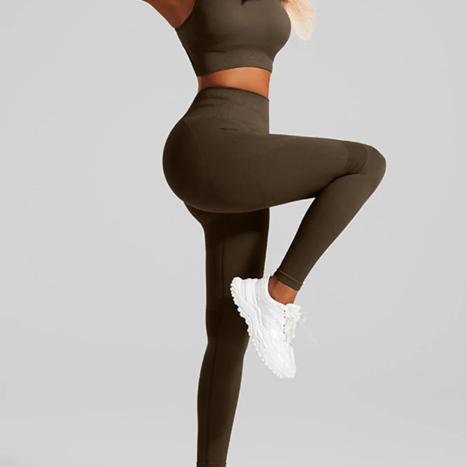 Ensemble de sport sans coutures pour femme : pantalon de yoga taille haute et brassière de sport avec coussinets amovibles pour un effet push-up fessier, idéal pour la course et l'entraînement.