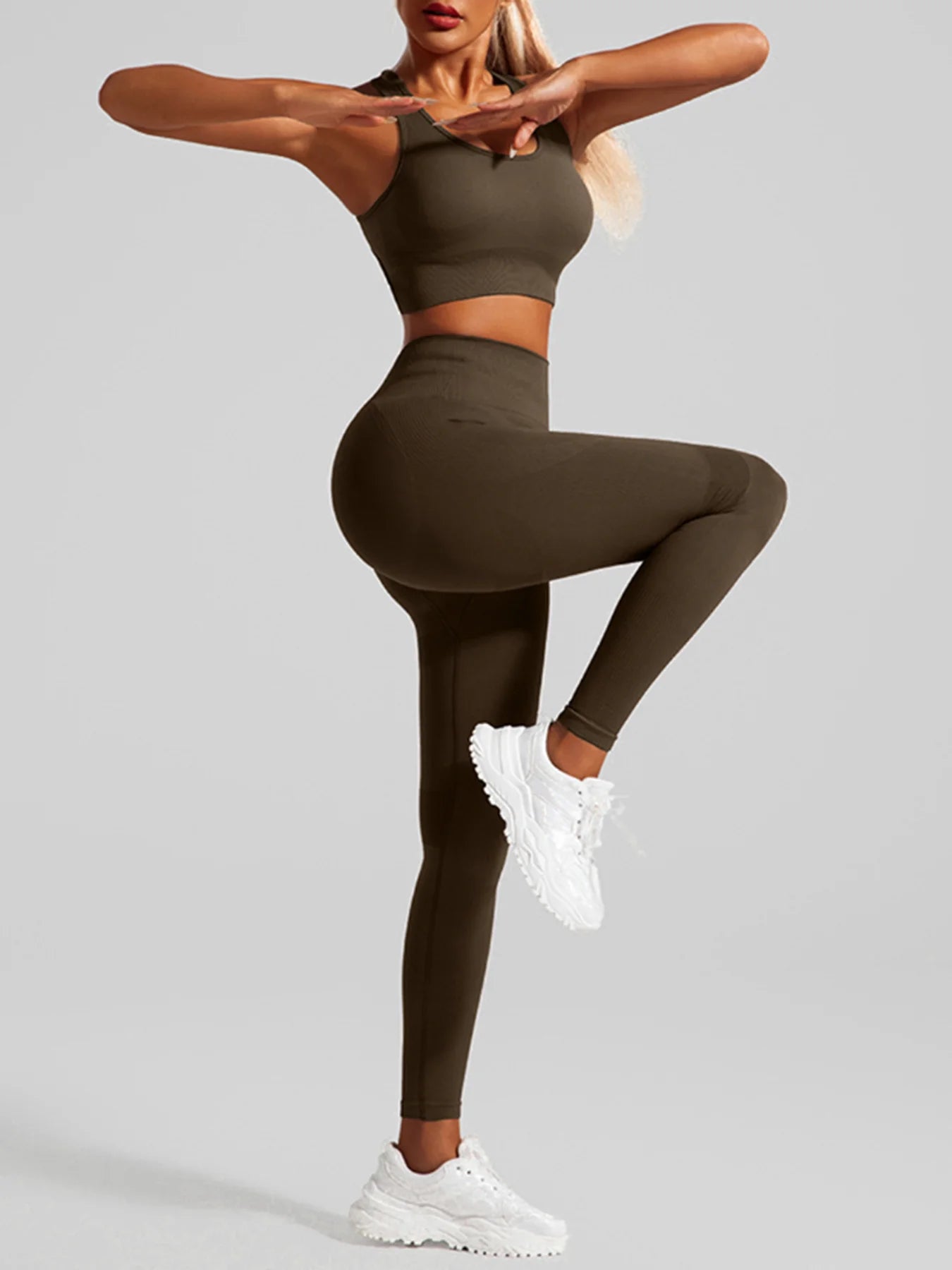 Ensemble de sport sans coutures pour femme : pantalon de yoga taille haute et brassière de sport avec coussinets amovibles pour un effet push-up fessier, idéal pour la course et l'entraînement.