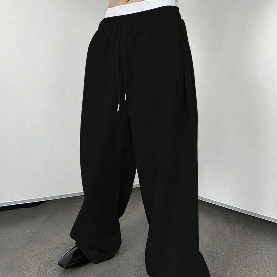 Pantalon de jogging pour homme, coupe droite, idéal pour le sport et la mode urbaine. Pantalon ample et décontracté avec cordon de serrage et plusieurs poches.