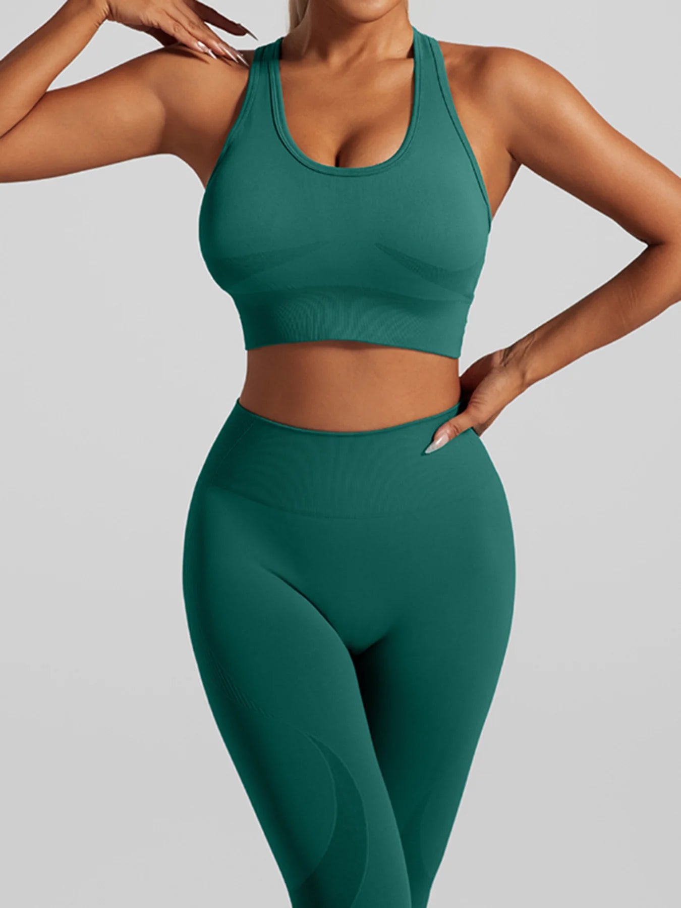 Ensemble de sport sans coutures pour femme : pantalon de yoga taille haute et brassière de sport avec coussinets amovibles pour un effet push-up fessier, idéal pour la course et l'entraînement.