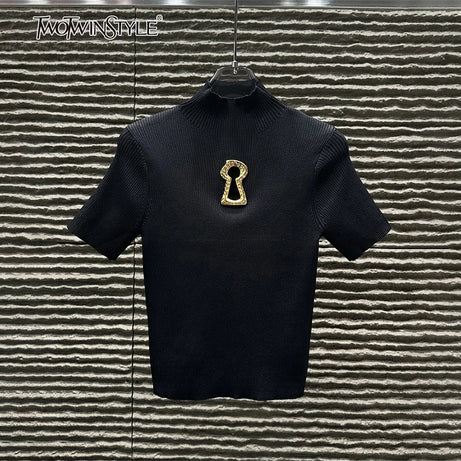 T-shirts TWOTWINSTYLE pour femmes, col roulé, manches courtes, style minimaliste, coupe amincissante, ornés d'une boucle métallique ajourée (collection femme 2025)