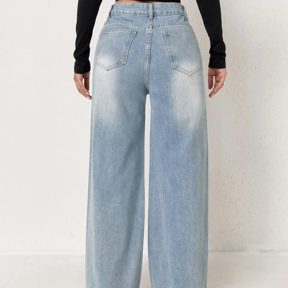 Jeans femme bleu délavé à jambes larges, style européen et tendance N Trend. Confortables et faciles à assortir.