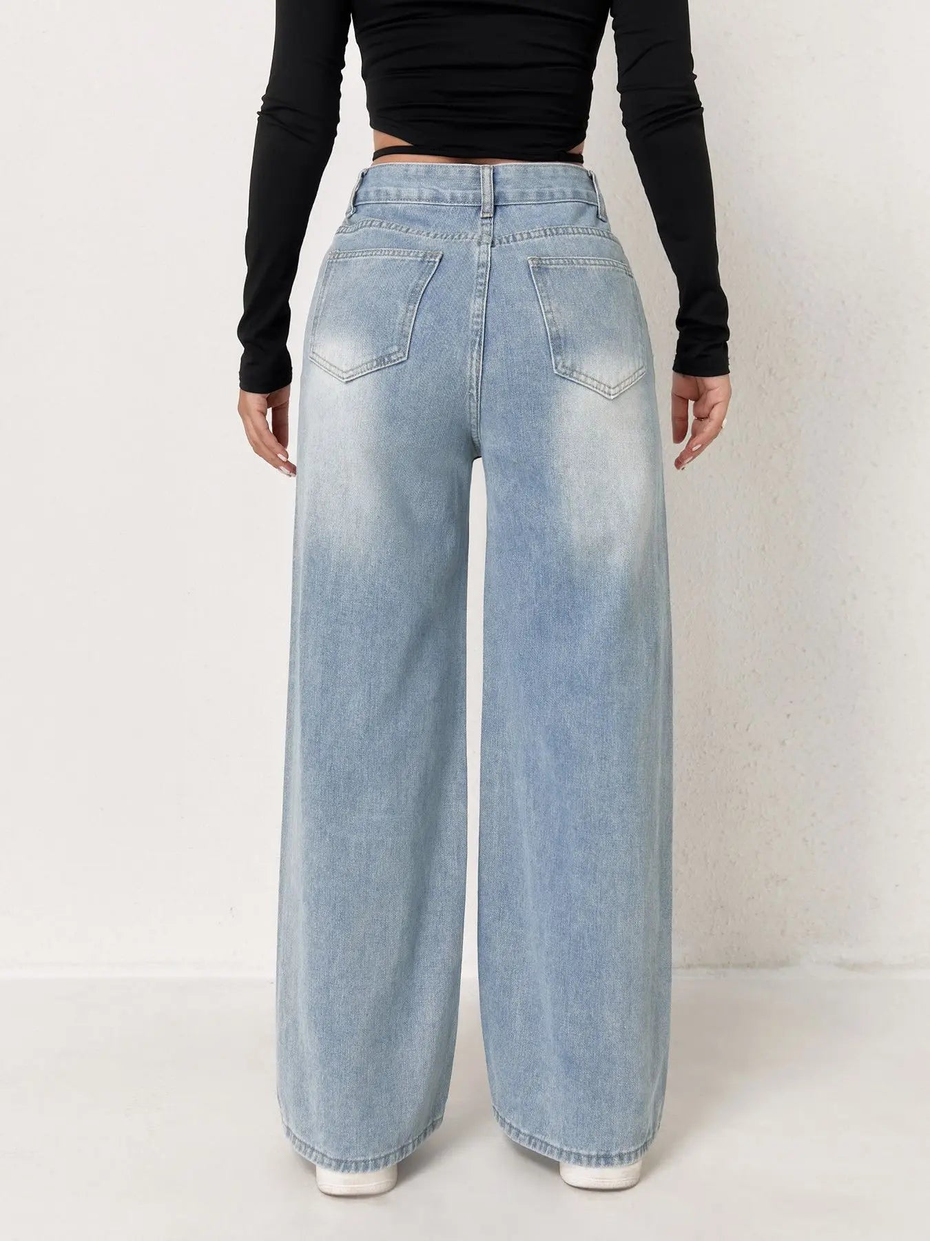 Jeans femme bleu délavé à jambes larges, style européen et tendance N Trend. Confortables et faciles à assortir.