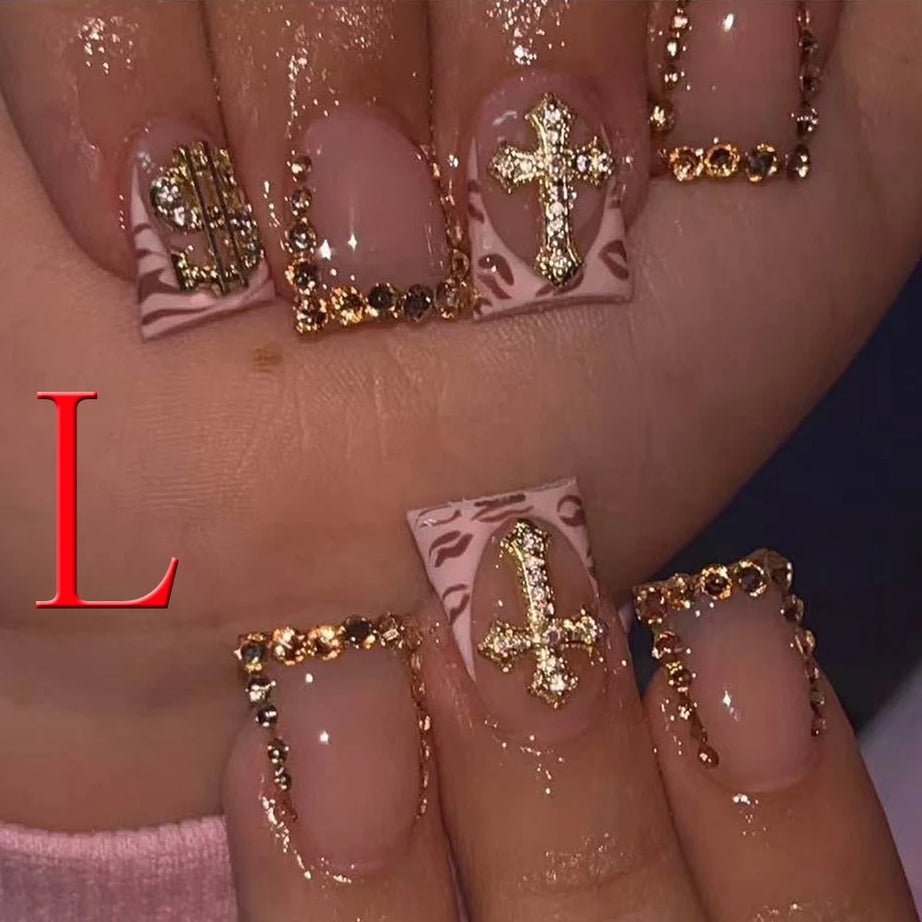 Lot de 10 faux ongles courts carrés à pointe française et strass, couleur nude, avec paillettes dorées et imprimé léopard.