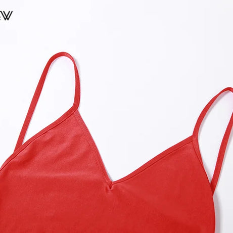 Robe longue Nibber rouge brillante à fines bretelles, dos nu, décolleté froncé, style hipster streetwear, femme.