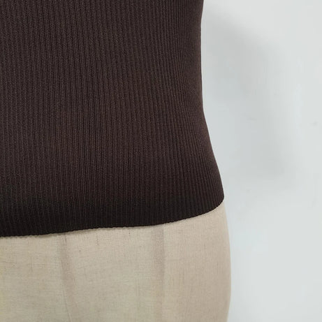 T-shirts TWOTWINSTYLE pour femmes, col roulé, manches courtes, style minimaliste, coupe amincissante, ornés d'une boucle métallique ajourée (collection femme 2025)