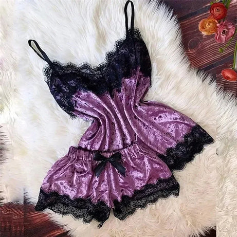 Ensemble de pyjama d'été en dentelle et satin sexy pour femme, composé d'un haut court et d'un short. Vêtement d'intérieur et de détente.