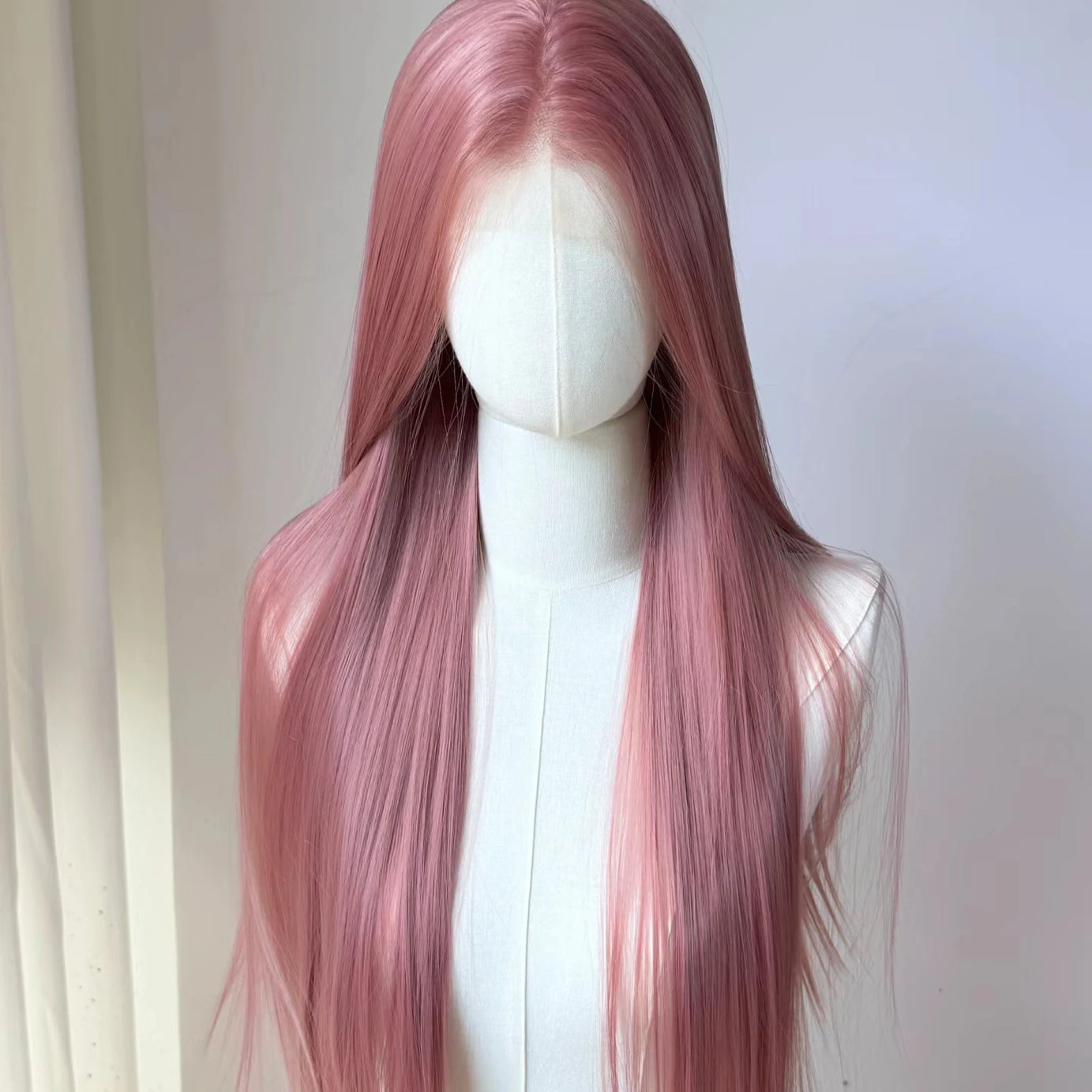 Perruque rose clair pour femme, perruque frontale en dentelle 13x4, 66 cm de long, lisse, en fibres synthétiques douces et naturelles résistantes à la chaleur, perruque cosplay