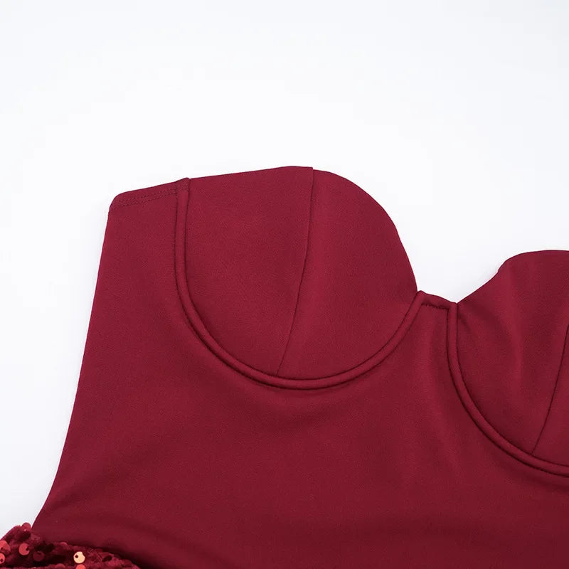 Robe mini bustier chic à sequins patchwork, col foulard, épaules dénudées, taille cintrée, plissée, idéale pour les soirées.