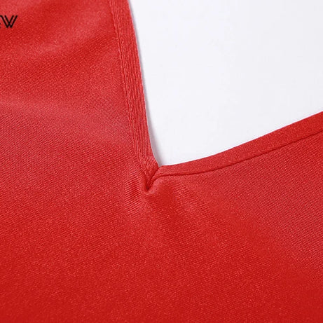 Robe longue Nibber rouge brillante à fines bretelles, dos nu, décolleté froncé, style hipster streetwear, femme.