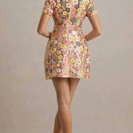 Robe courte élégante à manches courtes et col rond pour femme, ornée de sequins et de patchwork, collection printemps-été 2025. Robe de soirée décontractée et sexy pour femme cintrée.