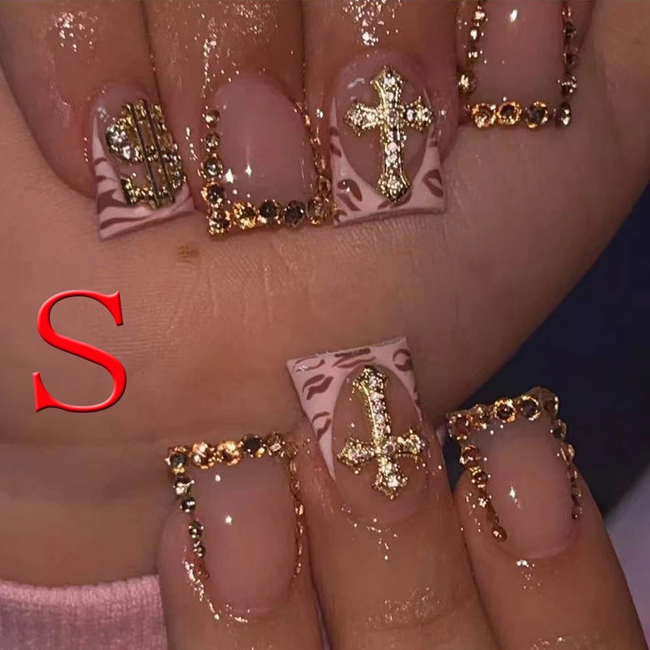 Lot de 10 faux ongles courts carrés à pointe française et strass, couleur nude, avec paillettes dorées et imprimé léopard.