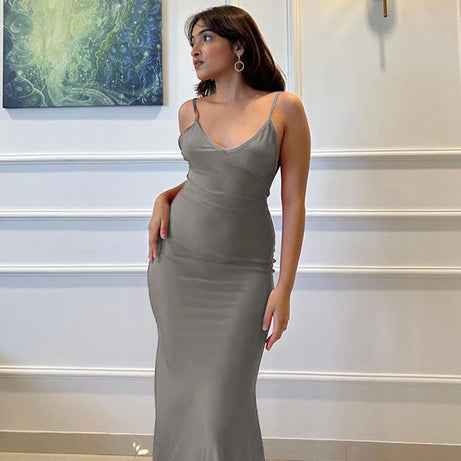 Robe longue Nibber rouge brillante à fines bretelles, dos nu, décolleté froncé, style hipster streetwear, femme.