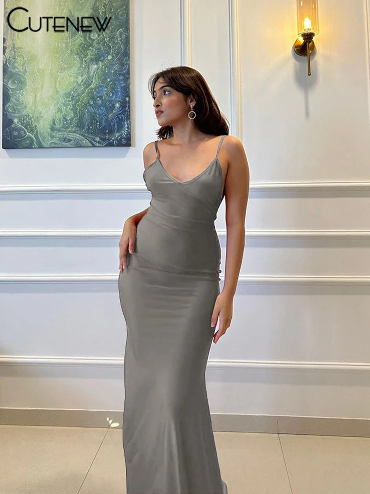 Robe longue Nibber rouge brillante à fines bretelles, dos nu, décolleté froncé, style hipster streetwear, femme.