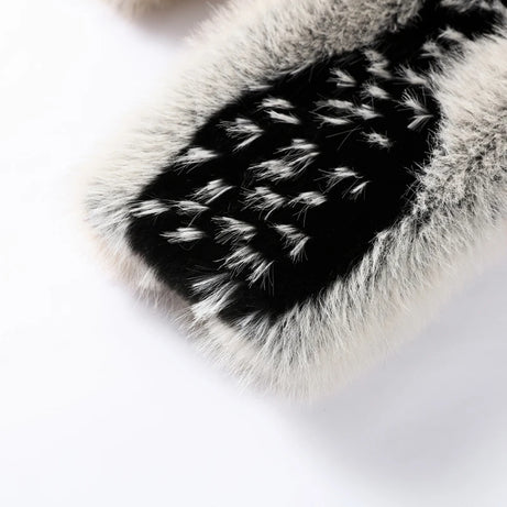 Manteau élégant en fausse fourrure contrastée pour femme, col rond, simple boutonnage, manches longues, collection printemps-hiver 2026.