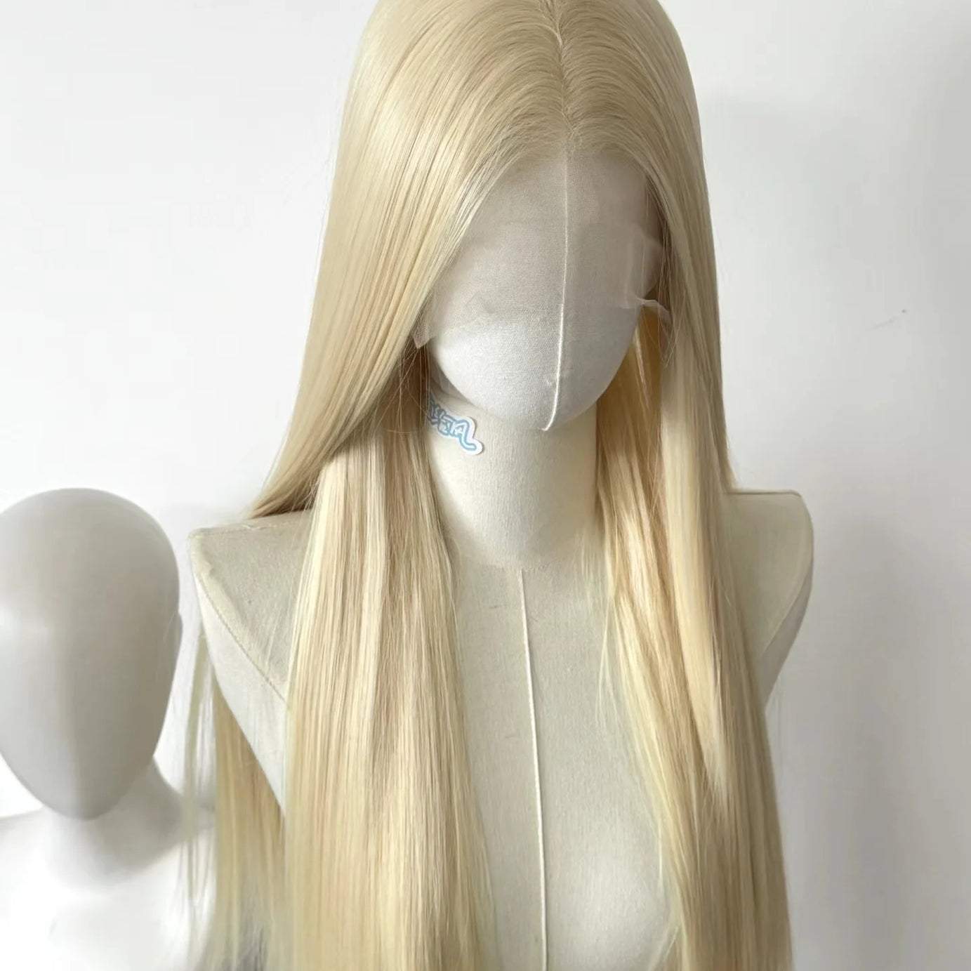 Perruque rose clair pour femme, perruque frontale en dentelle 13x4, 66 cm de long, lisse, en fibres synthétiques douces et naturelles résistantes à la chaleur, perruque cosplay