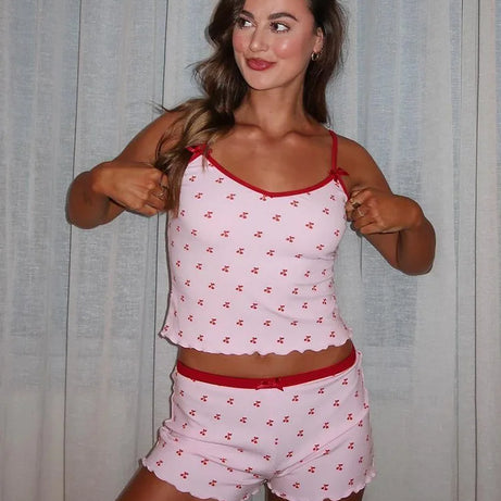 Ensemble pyjama 2 pièces Kawaii pour femme, débardeur sans manches et short à imprimé cerises, vêtement de nuit doux et confortable.