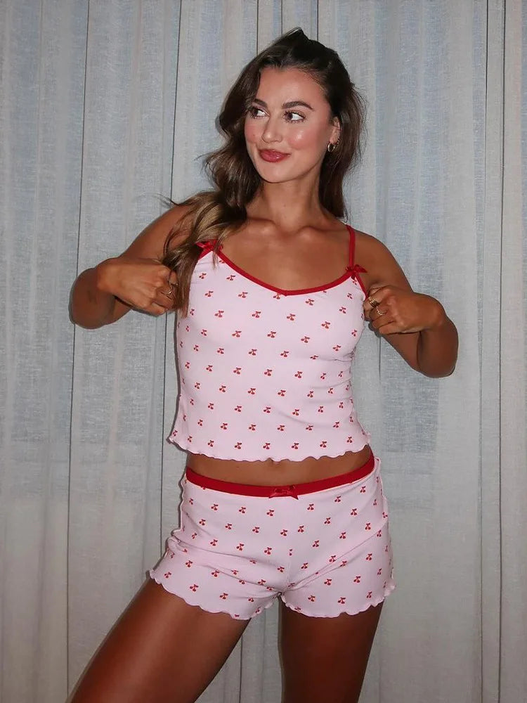 Ensemble pyjama 2 pièces Kawaii pour femme, débardeur sans manches et short à imprimé cerises, vêtement de nuit doux et confortable.