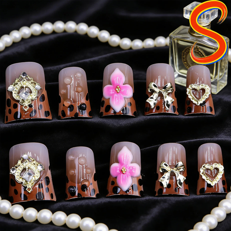 Lot de 10 faux ongles courts carrés à pointe française et strass, couleur nude, avec paillettes dorées et imprimé léopard.