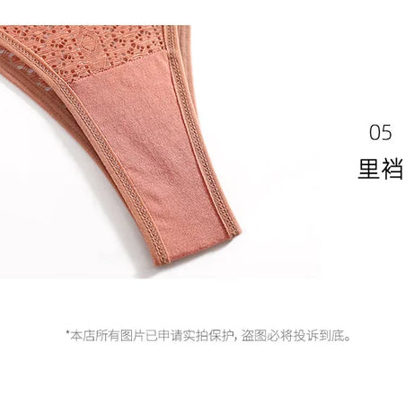 Culottes transparentes en dentelle sexy, taille basse, sans coutures, style culotte à crochets. Lingerie féminine.