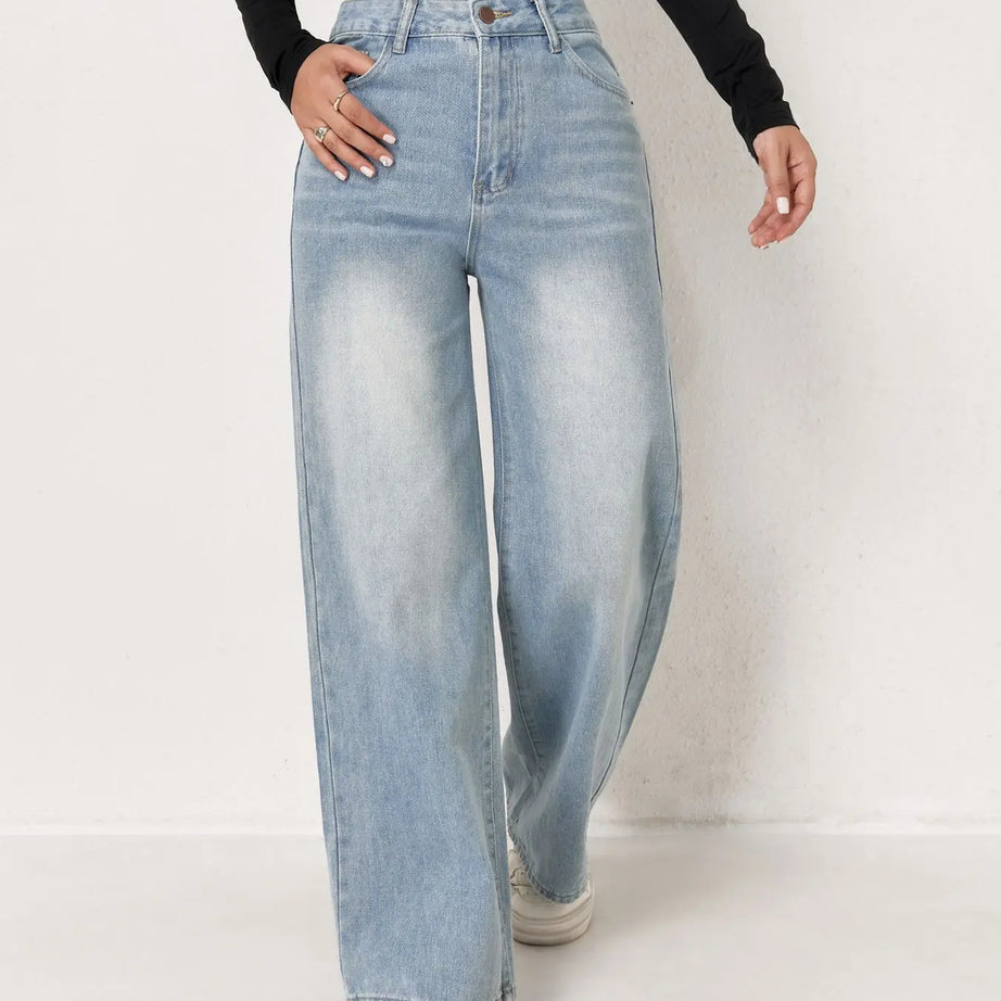 Jeans femme bleu délavé à jambes larges, style européen et tendance N Trend. Confortables et faciles à assortir.