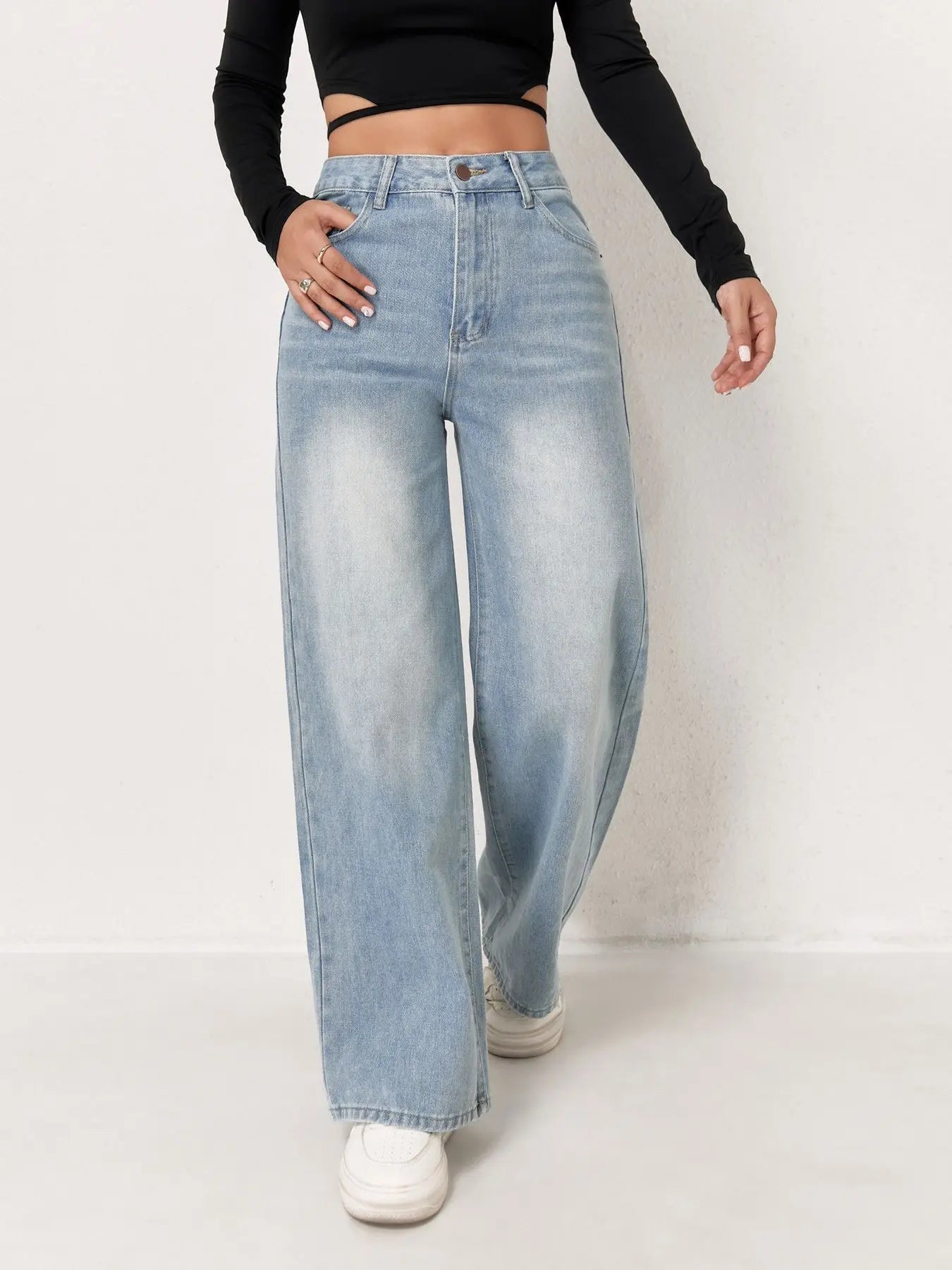 Jeans femme bleu délavé à jambes larges, style européen et tendance N Trend. Confortables et faciles à assortir.