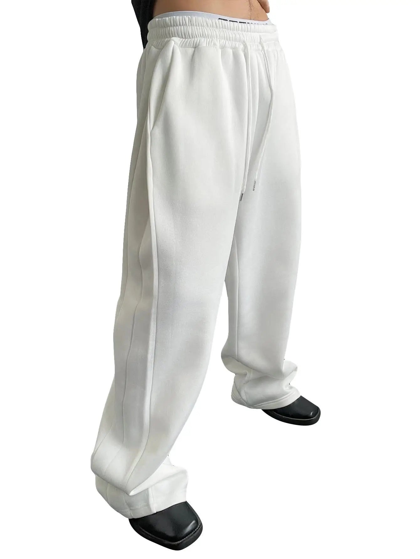 Pantalon de jogging pour homme, coupe droite, idéal pour le sport et la mode urbaine. Pantalon ample et décontracté avec cordon de serrage et plusieurs poches.