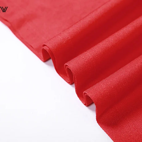 Robe longue Nibber rouge brillante à fines bretelles, dos nu, décolleté froncé, style hipster streetwear, femme.