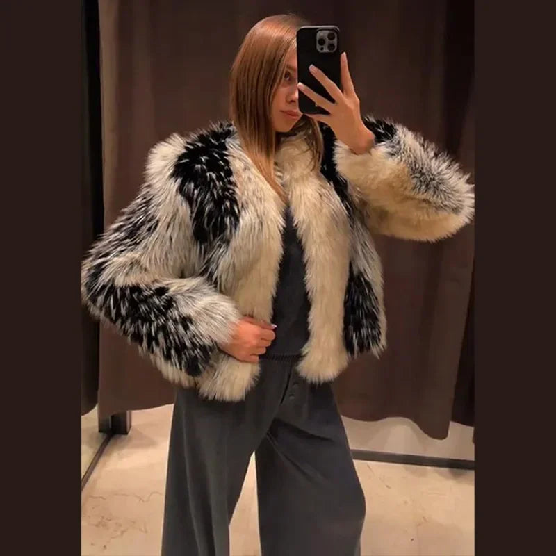 Manteau élégant en fausse fourrure contrastée pour femme, col rond, simple boutonnage, manches longues, collection printemps-hiver 2026.