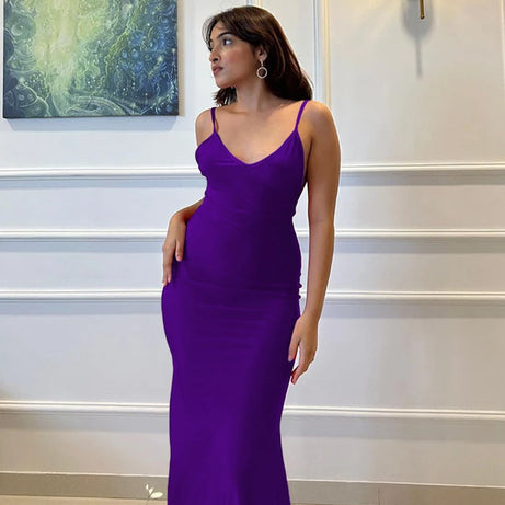 Robe longue Nibber rouge brillante à fines bretelles, dos nu, décolleté froncé, style hipster streetwear, femme.