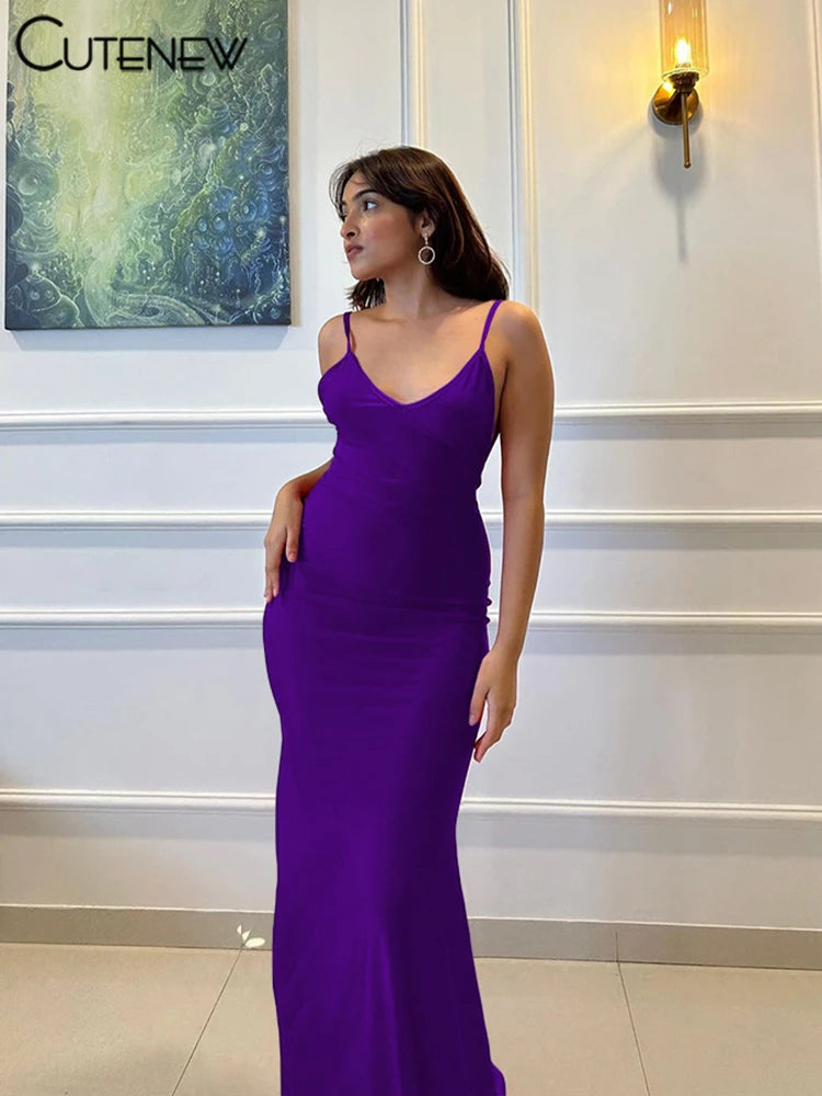 Robe longue Nibber rouge brillante à fines bretelles, dos nu, décolleté froncé, style hipster streetwear, femme.