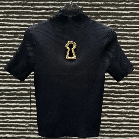 T-shirts TWOTWINSTYLE pour femmes, col roulé, manches courtes, style minimaliste, coupe amincissante, ornés d'une boucle métallique ajourée (collection femme 2025)