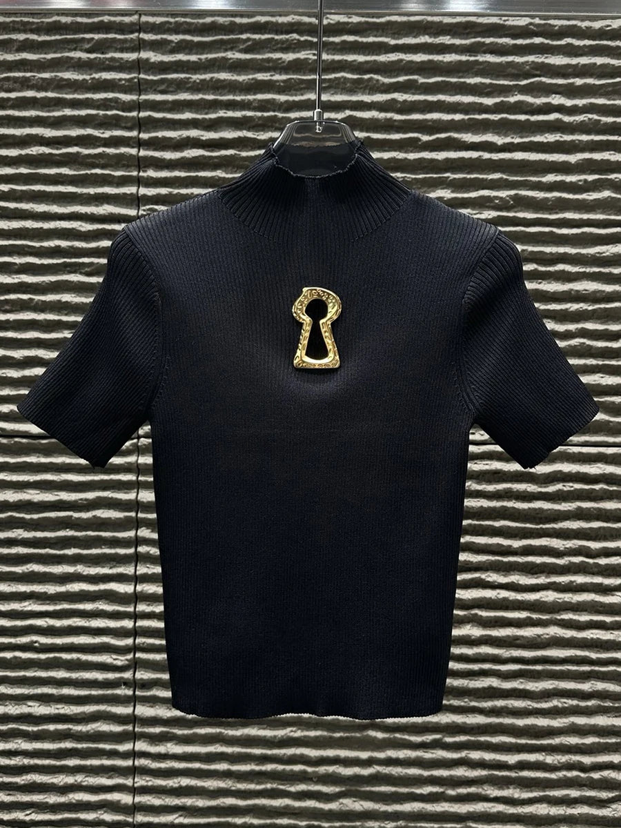 T-shirts TWOTWINSTYLE pour femmes, col roulé, manches courtes, style minimaliste, coupe amincissante, ornés d'une boucle métallique ajourée (collection femme 2025)