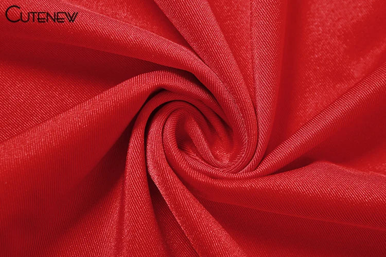 Robe longue Nibber rouge brillante à fines bretelles, dos nu, décolleté froncé, style hipster streetwear, femme.