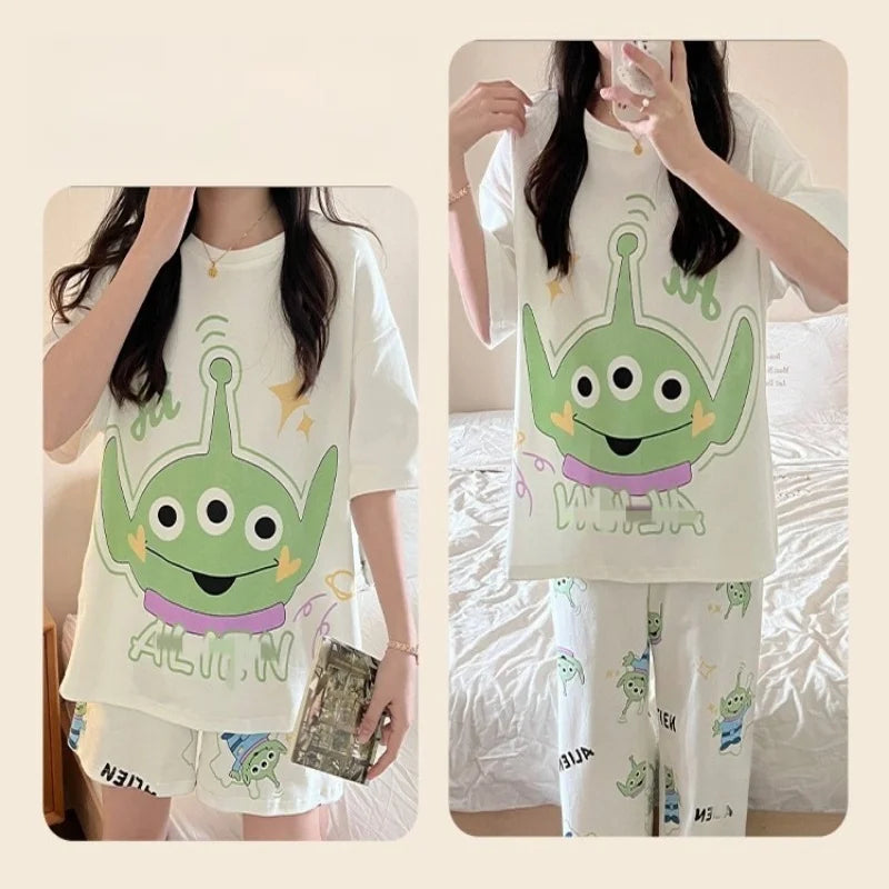 Ensemble pyjama d'été pour femme, col rond, trois pièces : manches courtes, short et pantalon. Motif dessin animé.