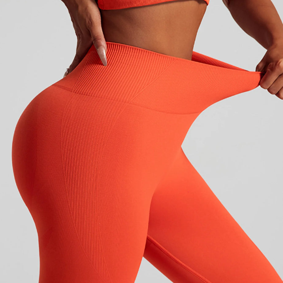 Ensemble de sport sans coutures pour femme : pantalon de yoga taille haute et brassière de sport avec coussinets amovibles pour un effet push-up fessier, idéal pour la course et l'entraînement.