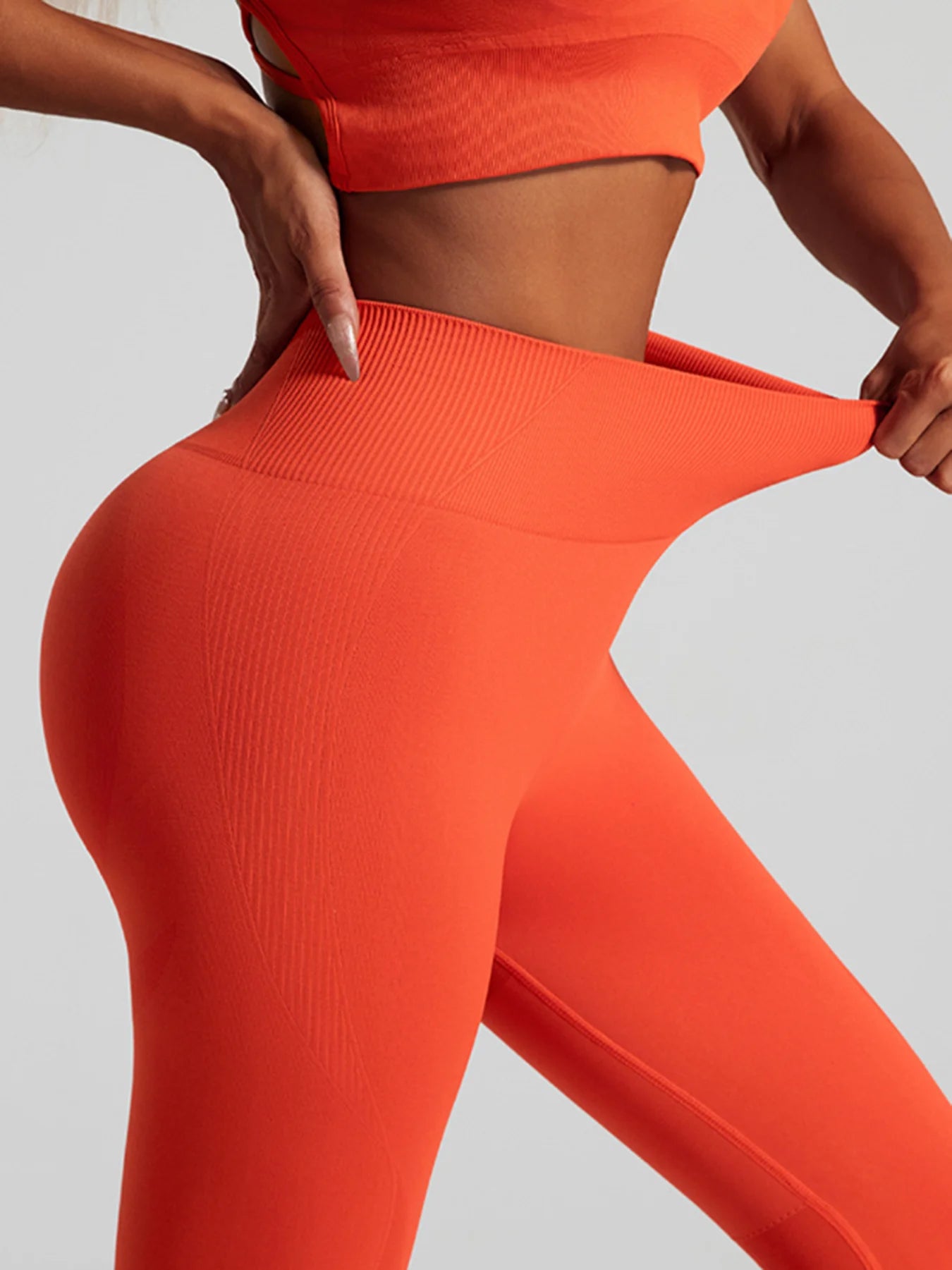 Ensemble de sport sans coutures pour femme : pantalon de yoga taille haute et brassière de sport avec coussinets amovibles pour un effet push-up fessier, idéal pour la course et l'entraînement.