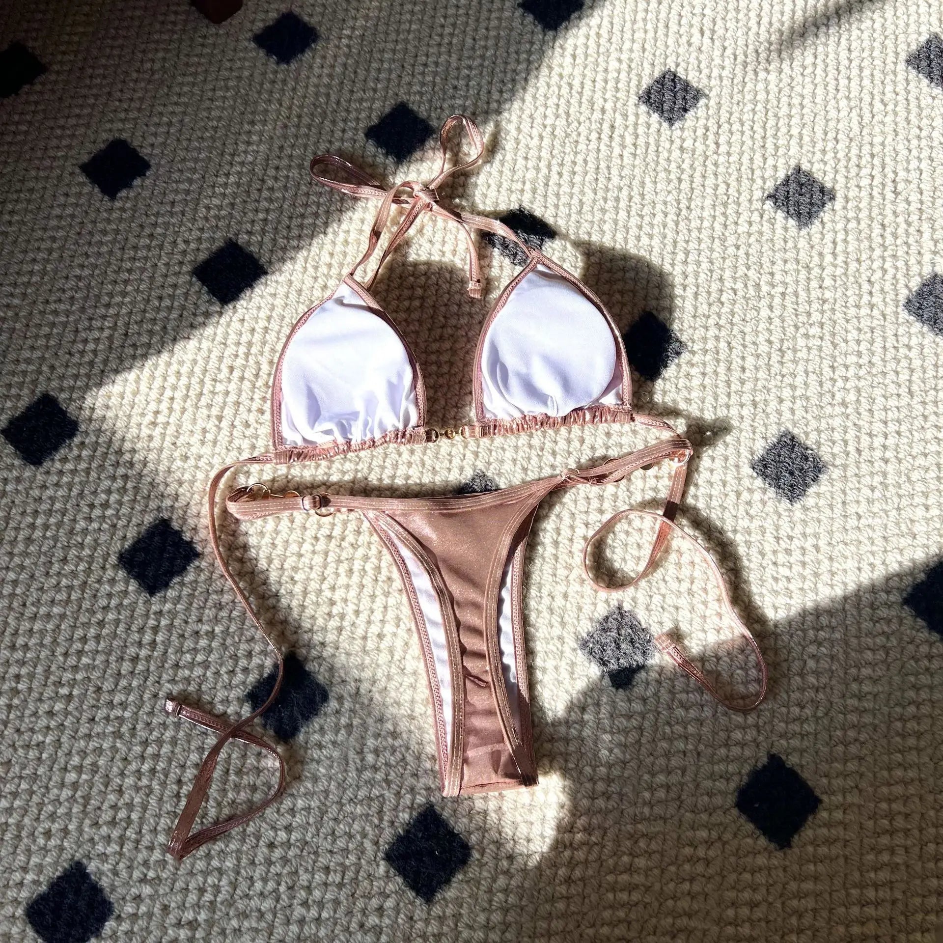 Micro bikini rose brillant 2025 Femme Sexy PU Perles Push-up String Maillot de bain été Maillot de bain bandage vacances
