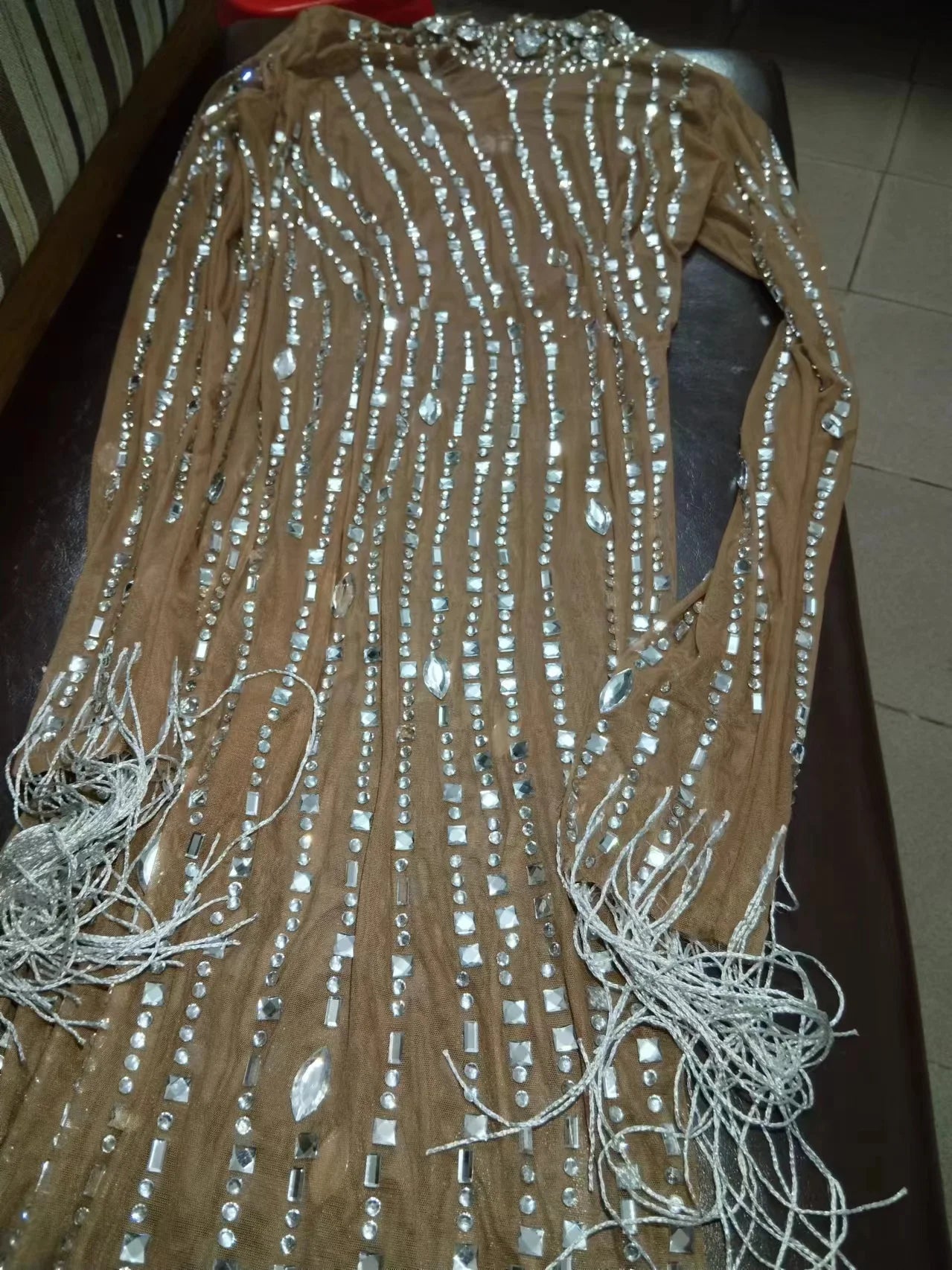 Robe longue transparente argentée scintillante ornée de strass, idéale pour une soirée d'anniversaire ou une fête. Costume luxueux pour danseuse.