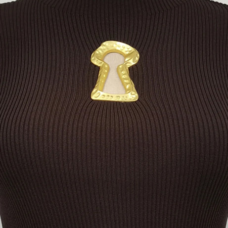 T-shirts TWOTWINSTYLE pour femmes, col roulé, manches courtes, style minimaliste, coupe amincissante, ornés d'une boucle métallique ajourée (collection femme 2025)