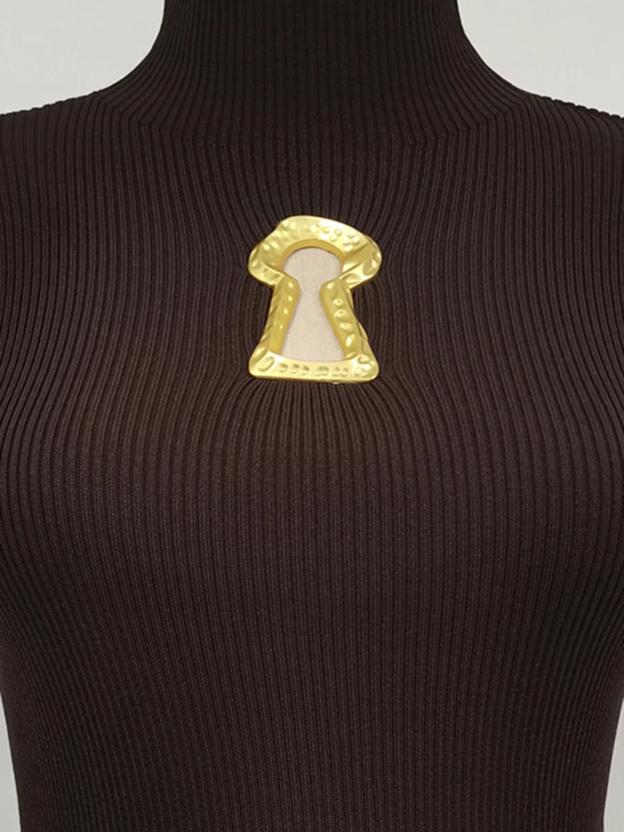 T-shirts TWOTWINSTYLE pour femmes, col roulé, manches courtes, style minimaliste, coupe amincissante, ornés d'une boucle métallique ajourée (collection femme 2025)