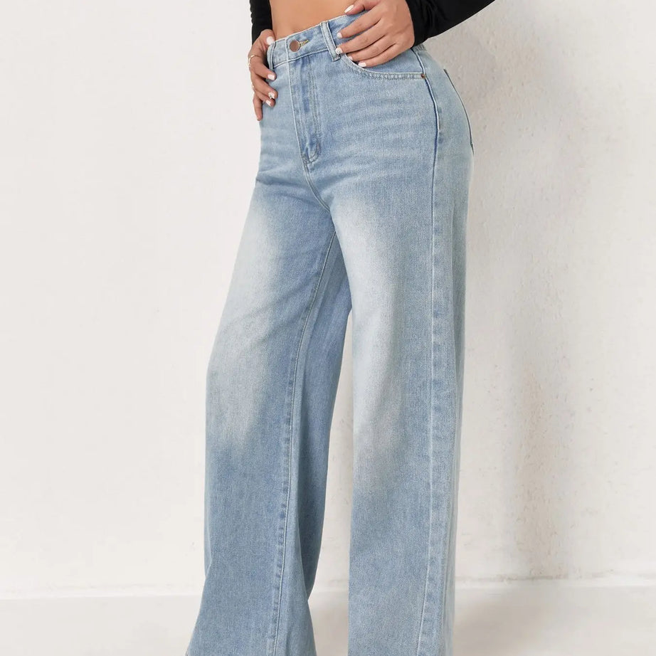 Jeans femme bleu délavé à jambes larges, style européen et tendance N Trend. Confortables et faciles à assortir.
