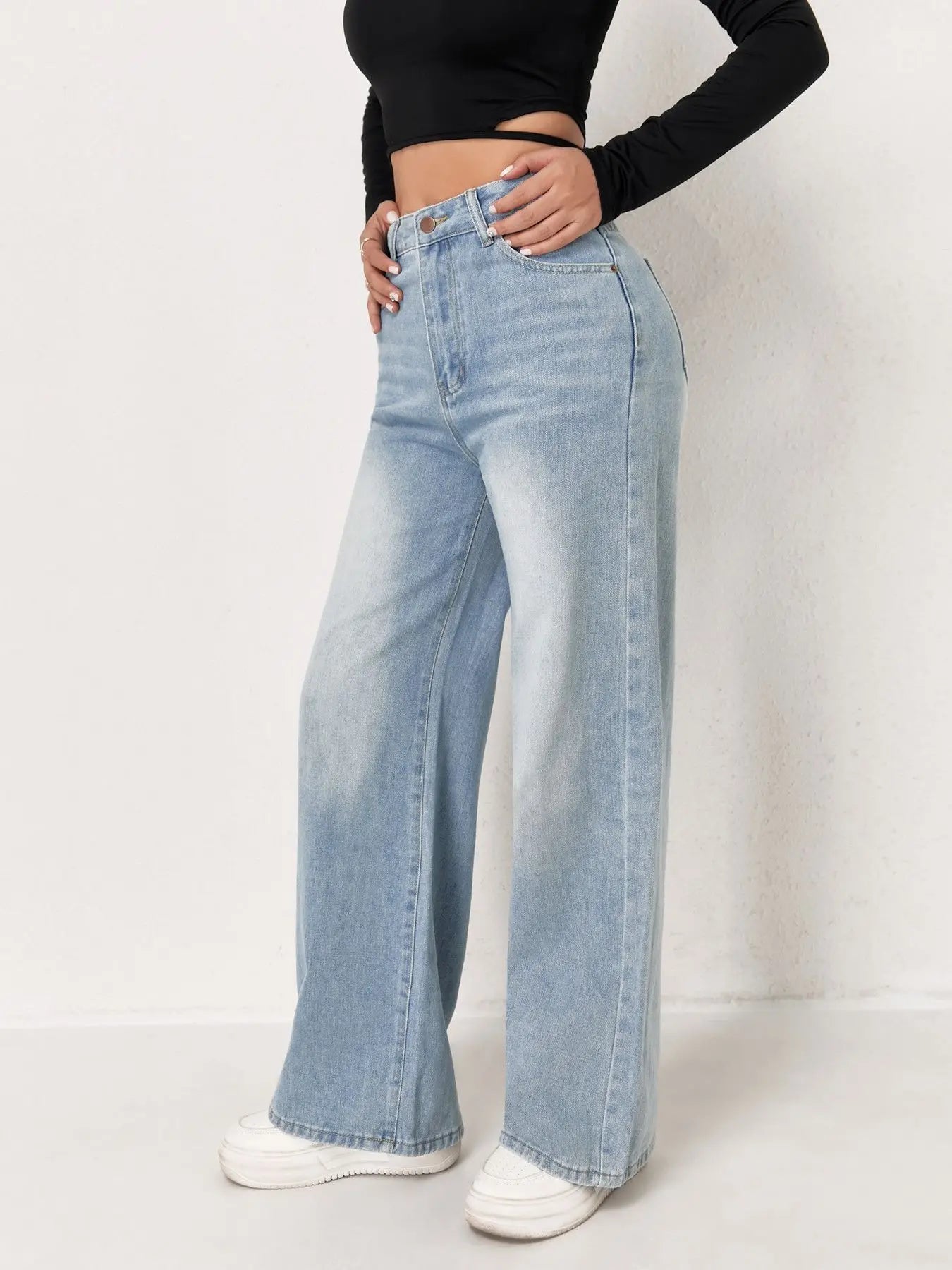 Jeans femme bleu délavé à jambes larges, style européen et tendance N Trend. Confortables et faciles à assortir.