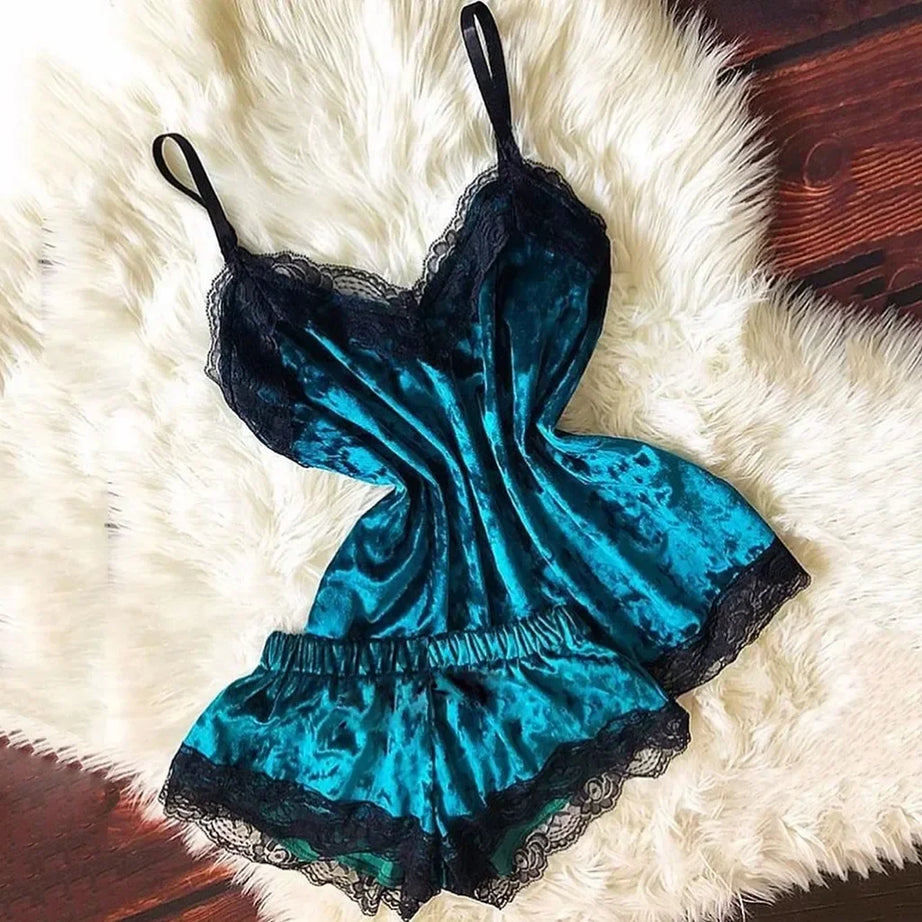 Ensemble de pyjama d'été en dentelle et satin sexy pour femme, composé d'un haut court et d'un short. Vêtement d'intérieur et de détente.