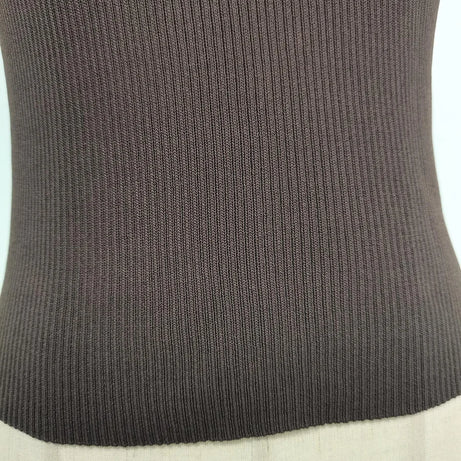 T-shirts TWOTWINSTYLE pour femmes, col roulé, manches courtes, style minimaliste, coupe amincissante, ornés d'une boucle métallique ajourée (collection femme 2025)