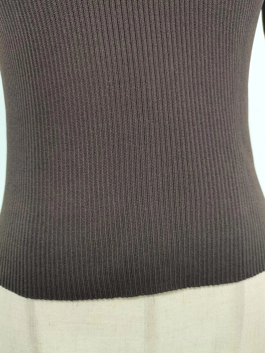 T-shirts TWOTWINSTYLE pour femmes, col roulé, manches courtes, style minimaliste, coupe amincissante, ornés d'une boucle métallique ajourée (collection femme 2025)