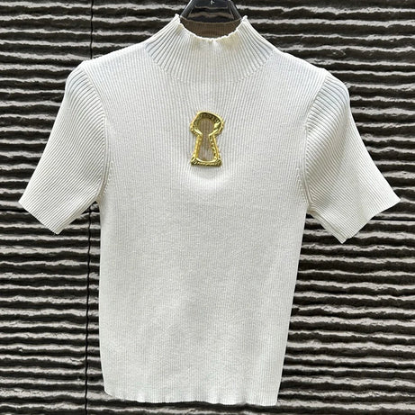 T-shirts TWOTWINSTYLE pour femmes, col roulé, manches courtes, style minimaliste, coupe amincissante, ornés d'une boucle métallique ajourée (collection femme 2025)